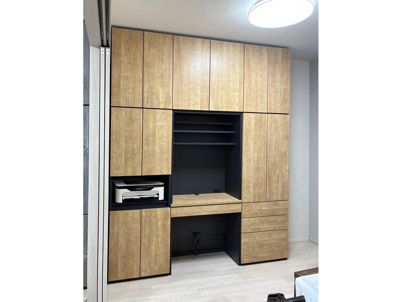 空き部屋がワークスペースに。収納も作業もかなう壁面収納